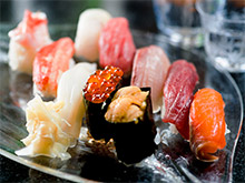 以在小樽近海捕的新鮮魚類貝類握壽司。合理的價格。